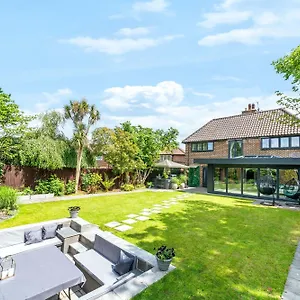 Villa Gatsby With Large Garden And Fancy Hot Tub, Chislehurst