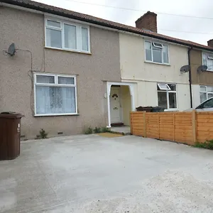 Apartment London Deluxe Four Bedroom House, Dagenham